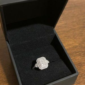 Zales - White gold and diamond ring - Size 7